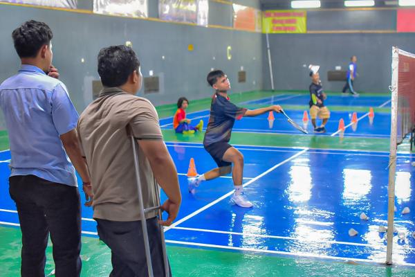 Ketua dan Sekum NPCI memantau lgs pembinaan Atlet Bulutangkis